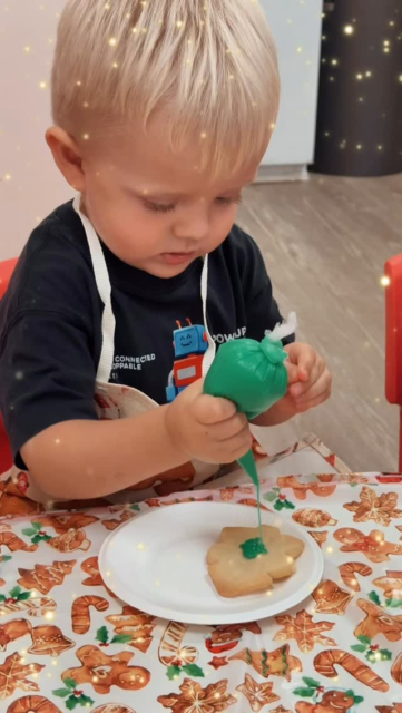 Our little ones are busy this December working on fine motor strength, grasp patterns, and hand–eye coordination while decorating holiday sugar cookies 👩🏽‍🍳❄️🍪✨
These festive activities are packed with sensory input and motor planning practice — all disguised as sweet holiday fun!
#MalinkaPreschool #FineMotorSkills #HandEyeCoordination #BilateralCoordination #SensoryPlay #OTInspired #HolidayFun #daycare #VPK #earlychildhoodeducation #toddler #preschool #education #learning #preschoolactivities #preschoolteacher
#toddleractivities #детскийсад #детскийсадик
#детскийцентр #школа