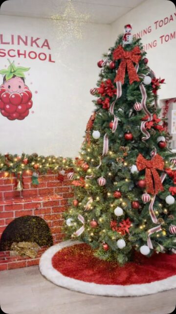 Tiny decorators, serious holiday spirit 🎄
Our students turned ornaments and tinsel into a tree full of magic!
#HolidayTreeDecorating #PreschoolMoments #FineMotorSkills #ClassroomJoy #WinterMagic